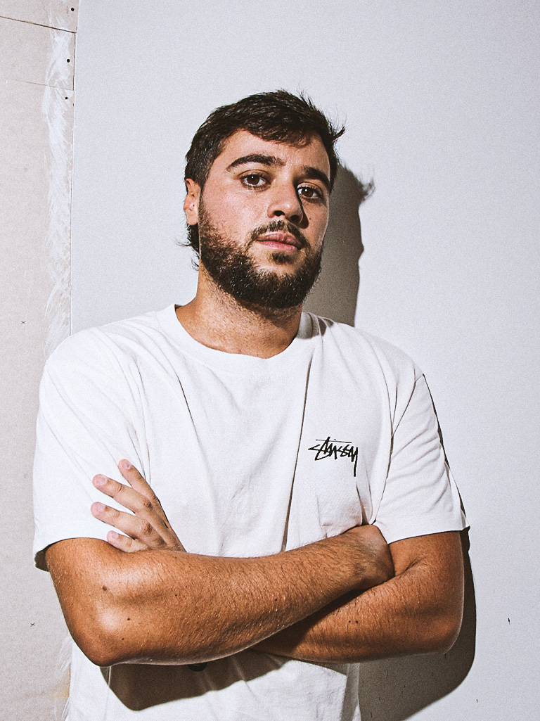 Joan, diseñador gráfico en Estudio Marinet, Valencia, especializado en branding y comunicación visual